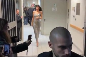 美出高级感😍，肯豆身穿礼服优雅离场，引粉丝高呼！