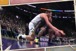 物理上的压力山大😂乔治被260斤约基奇重压！这谁顶得住啊！